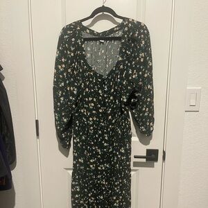 Old Navy green long sleeved maxi dress with pockets!